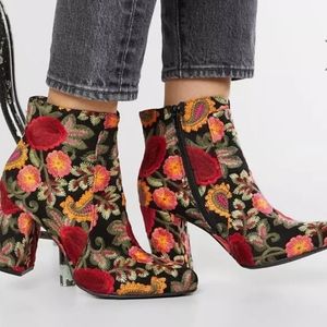 MIA Black Floral Rosebud Ankle Booties 8.5 Boho Lulus Flowers Boots Embroidered